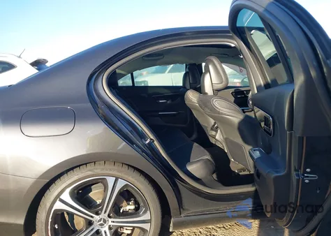 2022 Mercedes-Benz C 300 Sedan z USA, uszkodzony, nr VIN W1KAF4GB7NR030901